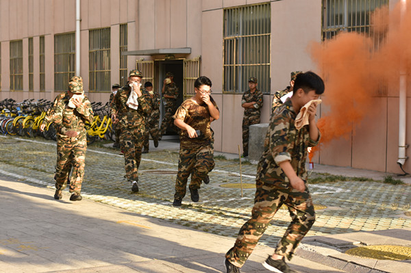 工作人员燃放烟雾弹，营造演习氛围