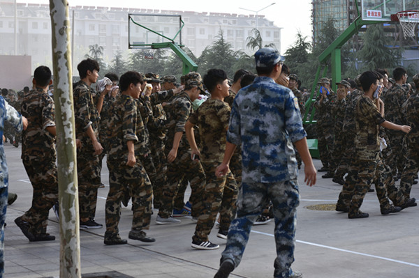 疏散完毕后，军训教官清点核实人数